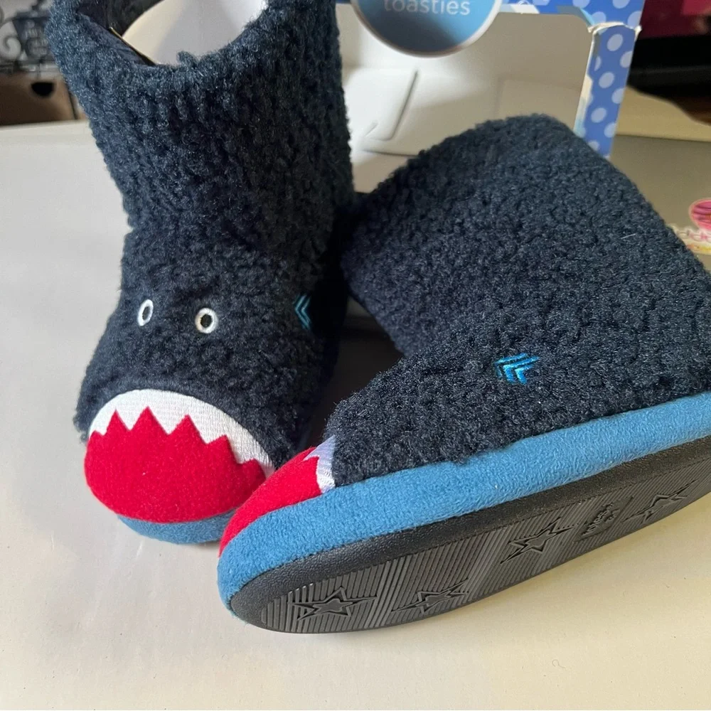 Totes Toasties Kids Shark Slippers Size‎ M